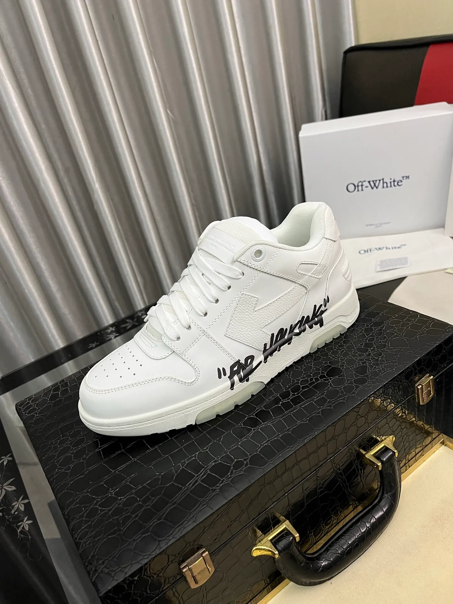 Men's shoes 💰600⌚️⌚️ OFF-White C/O VirGil Abloh fashionable and versatile casual shoes. Exclusive first release of the new model. Made of environmentally friendly cowhide leather and mesh fabric upper material. The insole is embedded with foam cushioning EVA material. The correct midsole is equipped with EVA lightweight cushioning. External tooth nail rubber outsole. The correct accessories can be customized simultaneously. Women's model: 35-40 Men's model: 39-45